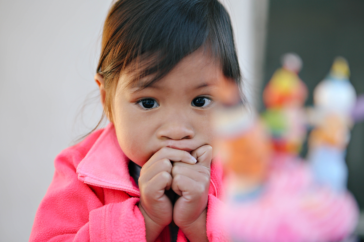 Never ask a woman about her age. She is three. юноша и девушка. She is three. разговор между мужчиной и женщиной.